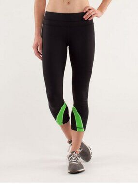 Lululemon Run: Inspire Crop II Black / Frond Size 6